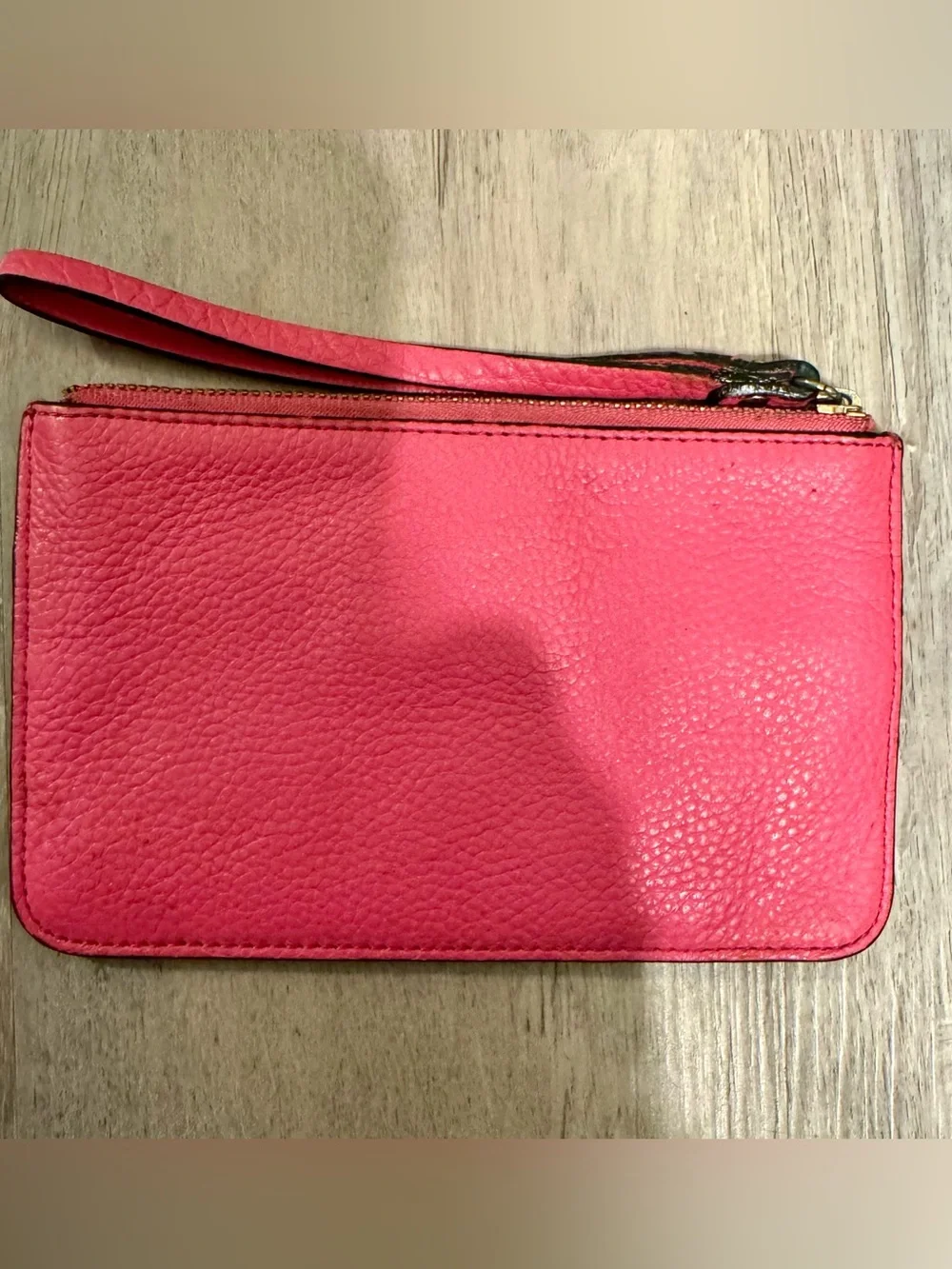 Kate Spade New York women's pink leather Wristlet, Excellent condition. Smoke-fr